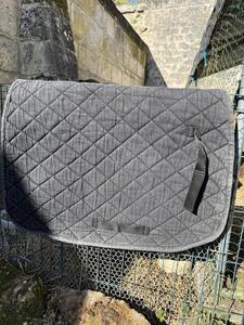 tapis cheval noir