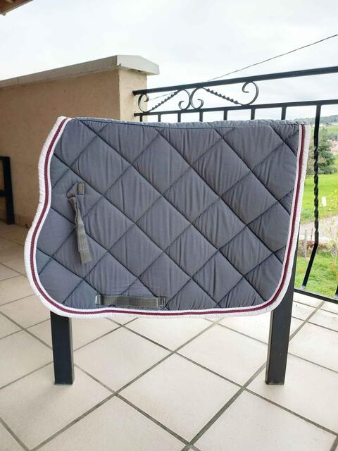 Tapis gris liseret bordeaux