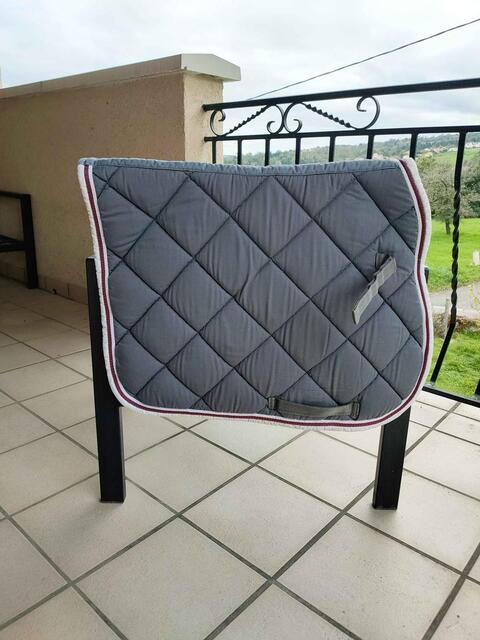 Tapis gris liseret bordeaux