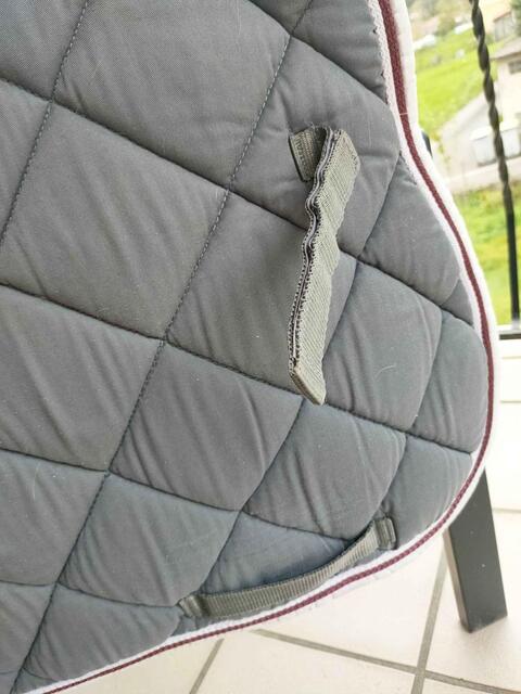 Tapis gris liseret bordeaux
