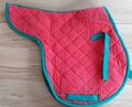 Tapis et bonnet rouge