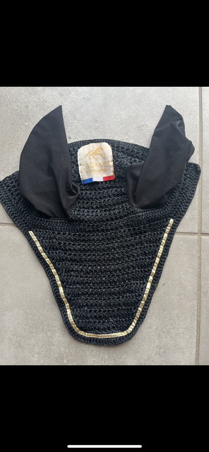 Bonnet court noir