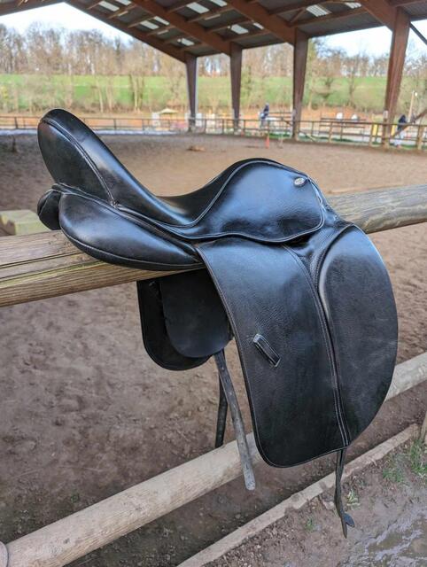 Selle de dressage 17.5