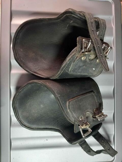 Paire de protège boulet, cuir