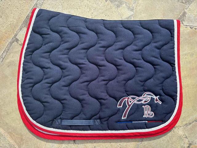 tapis de selle Penelope Leprevost bleu marine liseret rouge et blanc