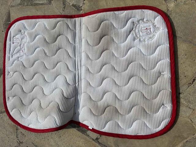 tapis de selle Penelope Leprevost bleu marine liseret rouge et blanc
