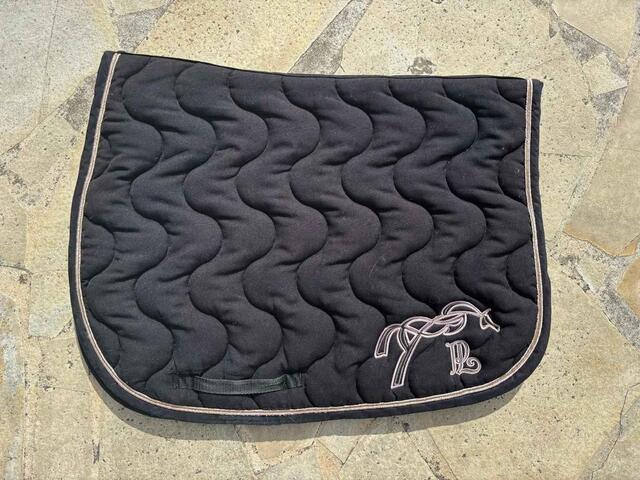 tapis de selle Point Sellier classique Penelope Leprevost noir et rose gold.