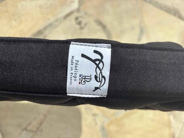 tapis de selle Point Sellier classique Penelope Leprevost noir et rose gold.