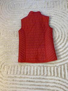 veste sans manche rose (elle parait rouge sur la photo mais elle est rose !)