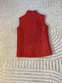 veste sans manche rose (elle parait rouge sur la photo mais elle est rose !)