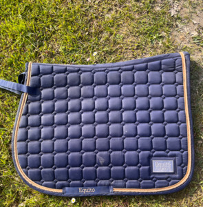 Tapis Equito bleu marine et rose gold