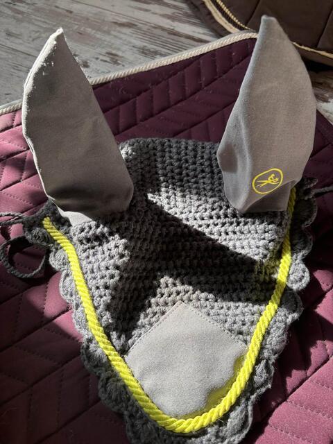bonnet gris liseré vert