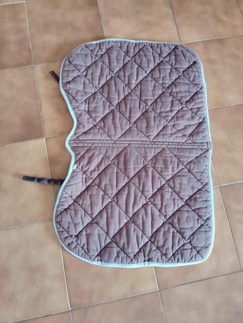 tapis marron avec contour bleu ciel