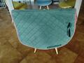 tapis vert avec contour rose