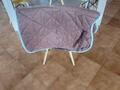 tapis marron avec contour bleu ciel