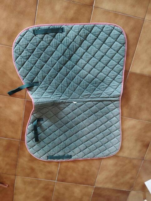 tapis vert avec contour rose