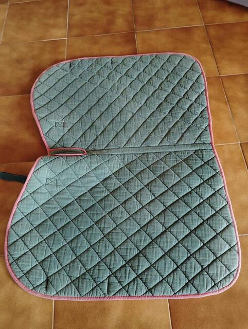 tapis vert avec contour rose