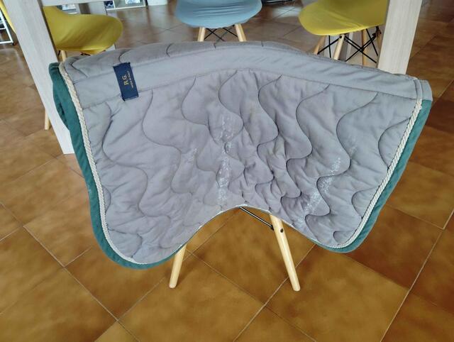 tapis gris avec contour blanc et vert