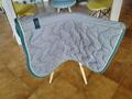 tapis gris avec contour blanc et vert