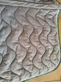 tapis gris avec contour blanc et vert
