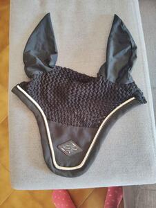bonnet noir avec contour blanc