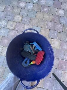 seau + lot de brosses de pansage