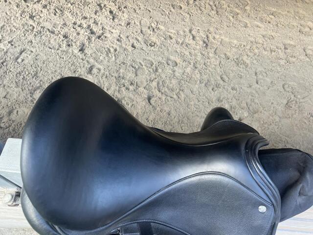 Selle de dressage Custom Saddlery 17,5