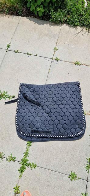 tapis noir simple