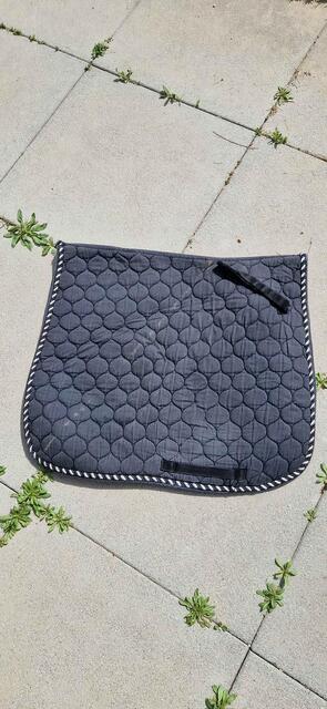 tapis noir simple