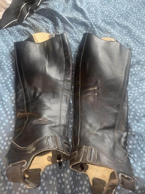 Mini-chaps en cuir noir