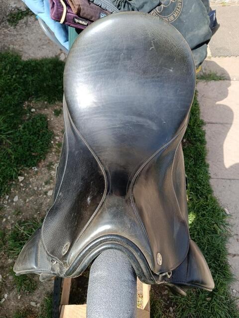 Selle de dressage cuir noir 17,5"