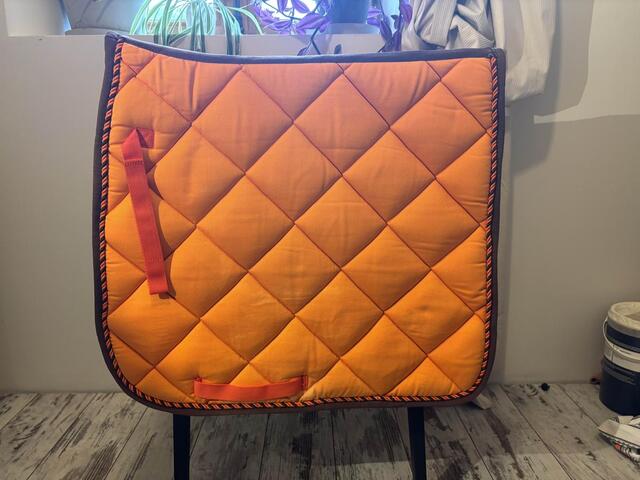 tapis orange et marron dressage