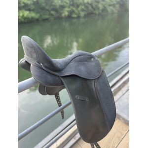 Selle de dressage synthétique 17 pouces