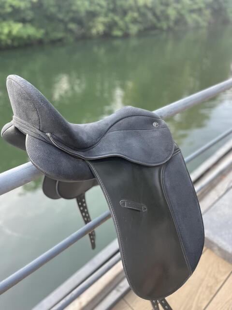 Selle de dressage synthétique 17 pouces