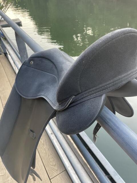 Selle de dressage synthétique 17 pouces