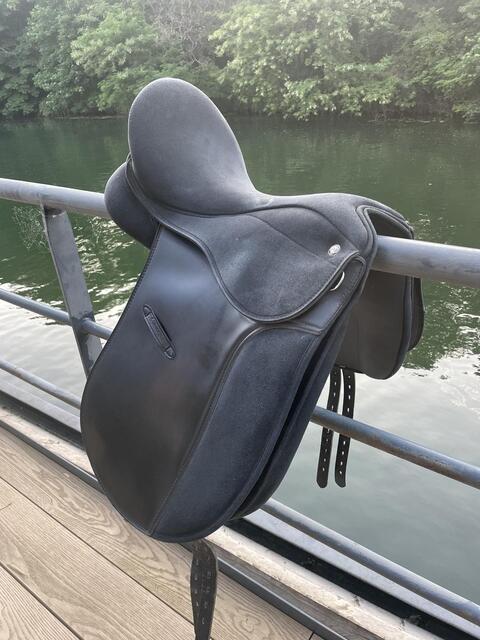 Selle de dressage synthétique 17 pouces