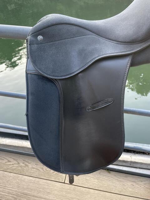 Selle de dressage synthétique 17 pouces