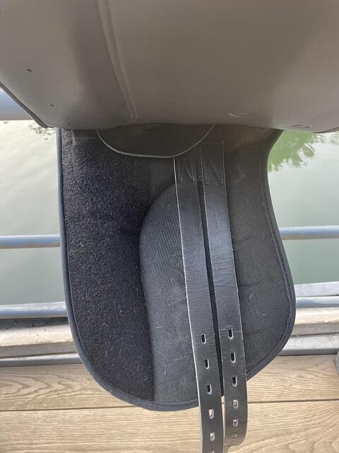 Selle de dressage synthétique 17 pouces