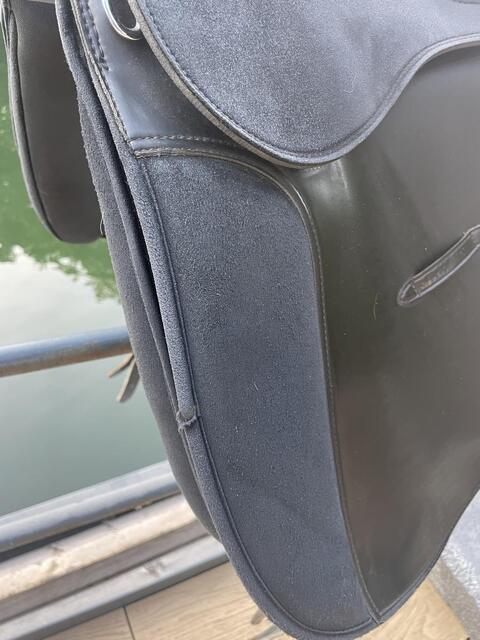 Selle de dressage synthétique 17 pouces