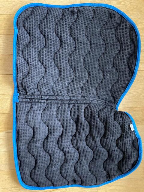 tapis de selle et amortisseur Equitheme Bleu roi - liseré argenté et blanc