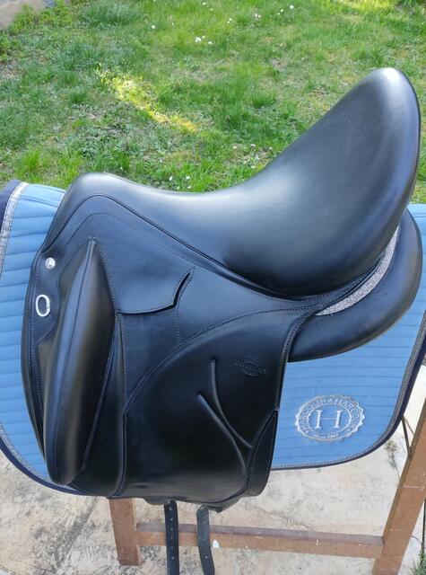 Selle de dressage devoucoux noire makila lab E de 2022, avec une bande Swarovski
