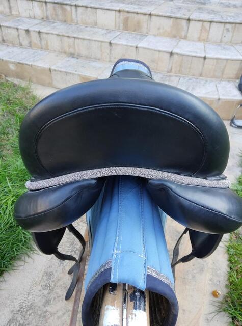 Selle de dressage devoucoux noire makila lab E de 2022, avec une bande Swarovski