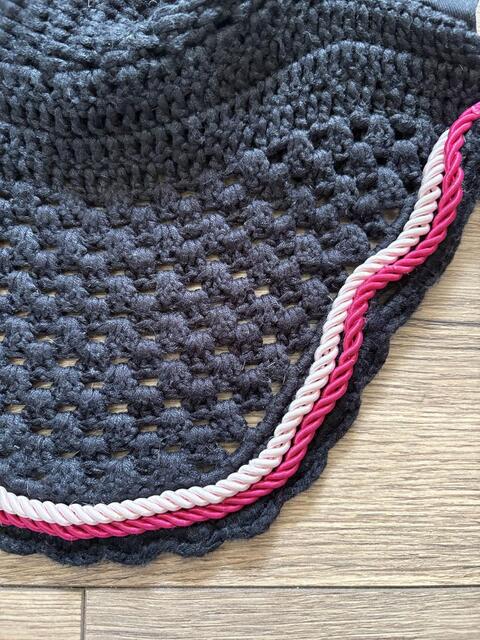 bonnet noir et rose