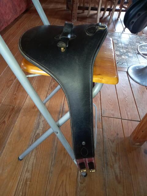 Sangle bavette 135cms cuir noire