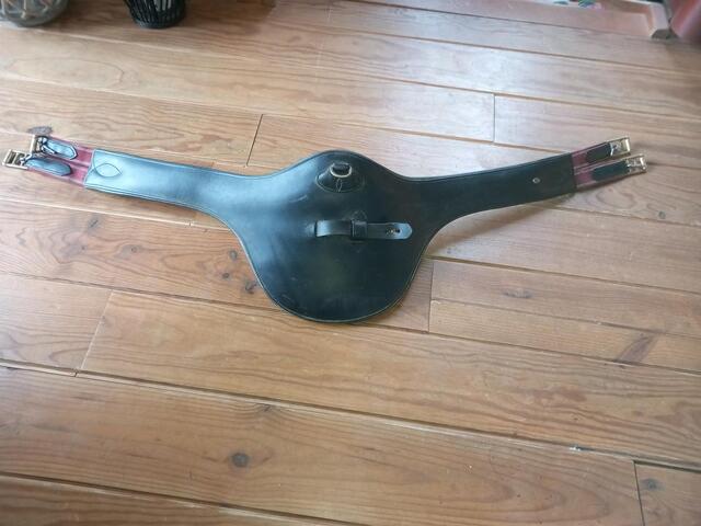 Sangle bavette 135cms cuir noire