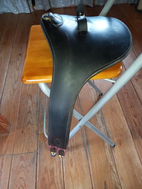 Sangle bavette 135cms cuir noire