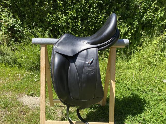 Voltaire Design - Selle Adelaide Noire 18"