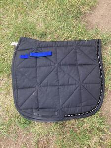 tapis noir dressage