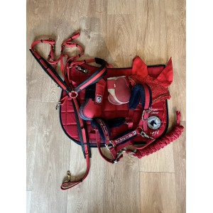 Ensemble tapis + bonnet rouge comme neuf !