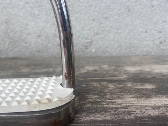 étrier en métal